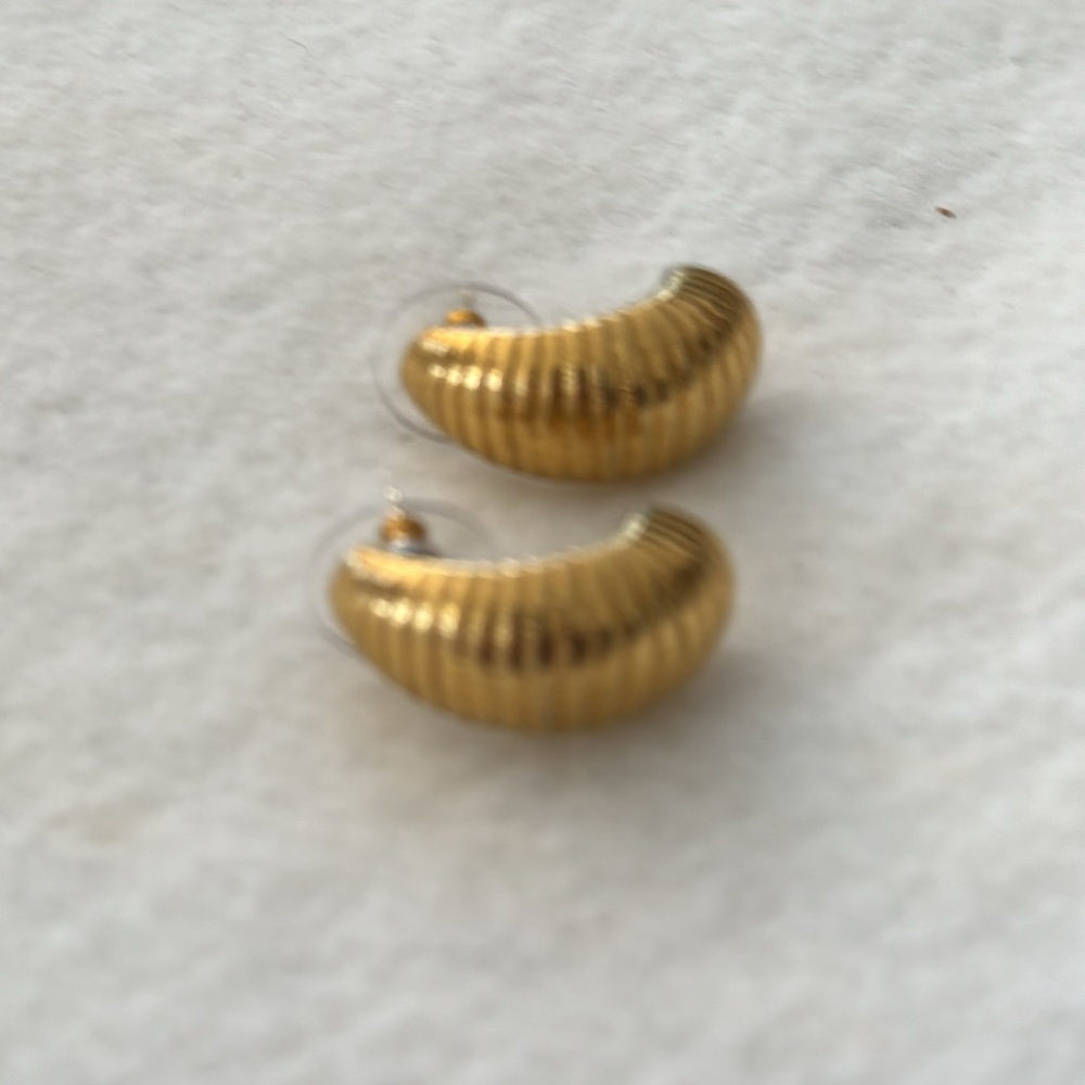 Rare Find Vintage 1980s Monet Earrings
